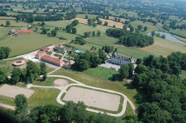 En bourbonnais Château du XIXe siècle au cœur d’un domaine équestre de 40 hectares