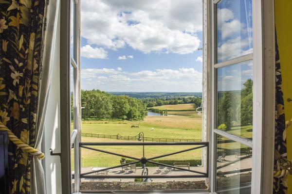 En bourbonnais Château du XIXe siècle au cœur d’un domaine équestre de 40 hectares
