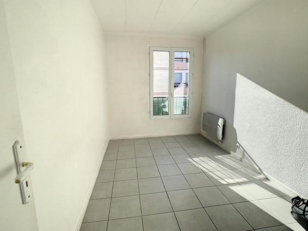 BEL APPARTEMENT CLIMATISATION REVERSIBLE 64 m² au 3ème étage dans RESIDENCE - QUARTIER CALME - PARKING - CAVE - BALCON