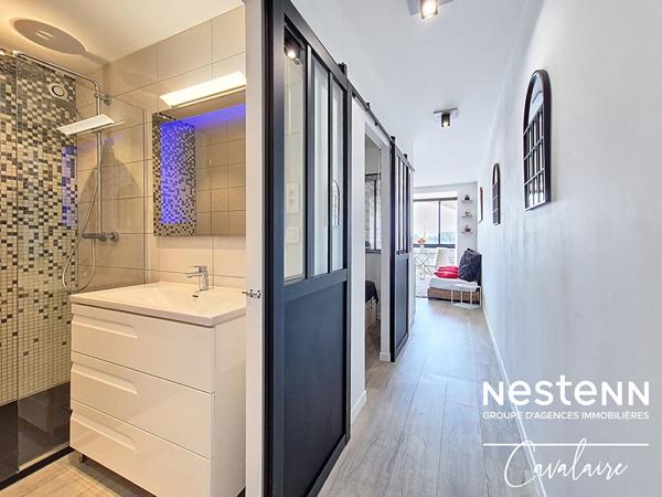 VUE MER Appartement refait à neuf de type 2 pièces aux Marines de Cogolin, avec accès plages, piscine et tennis