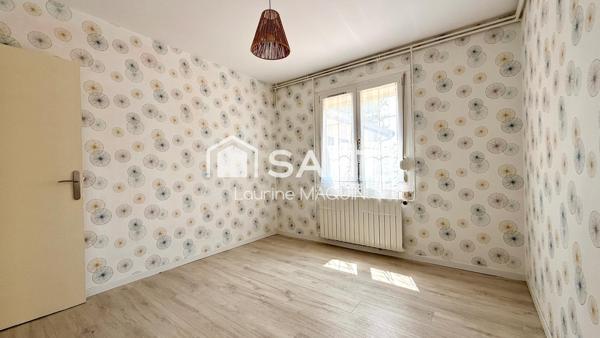 Maison plain pied disposant de trois chambres