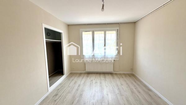 Maison plain pied disposant de trois chambres