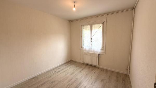 Maison plain pied disposant de trois chambres