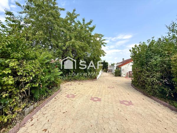Maison plain pied disposant de trois chambres