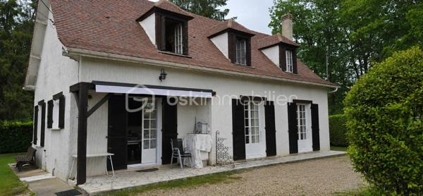Charmante maison de campagne située dans un environnement calme, verdoyant et à proximité des commodités.
Elle se compose actuellement d'un séjour chaleureux, d'une cuisine indépendante, de 2 à 3 chambres selon vos besoins, ainsi que d'une salle de bain. Les menuiseries bois sont équipées de double vitrage. Une cheminée avec insert apporte confort et convivialité à la pièce de vie. Chauffage au fioul, adoucisseur d'eau. Garage et abris offrant une belle capacité de rangement.
La toiture a été révisée en 2022 et l'assainissement individuel est assuré par une fosse septique. 
L'étage est entièrement à rénover et offre un beau potentiel avec possibilité d'aménager 3 chambres supplémentaires, un bureau selon vos envies. 
A l'extérieur, vous profiterez d'un magnifique terrain arboré entourant la maison, offrant un cadre de vie privilégié, idéal, pour une famille en quête de calme et de nature.