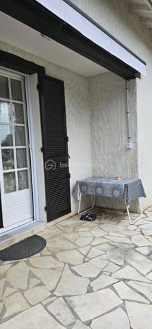 Charmante maison de campagne située dans un environnement calme, verdoyant et à proximité des commodités.
Elle se compose actuellement d'un séjour chaleureux, d'une cuisine indépendante, de 2 à 3 chambres selon vos besoins, ainsi que d'une salle de bain. Les menuiseries bois sont équipées de double vitrage. Une cheminée avec insert apporte confort et convivialité à la pièce de vie. Chauffage au fioul, adoucisseur d'eau. Garage et abris offrant une belle capacité de rangement.
La toiture a été révisée en 2022 et l'assainissement individuel est assuré par une fosse septique. 
L'étage est entièrement à rénover et offre un beau potentiel avec possibilité d'aménager 3 chambres supplémentaires, un bureau selon vos envies. 
A l'extérieur, vous profiterez d'un magnifique terrain arboré entourant la maison, offrant un cadre de vie privilégié, idéal, pour une famille en quête de calme et de nature.