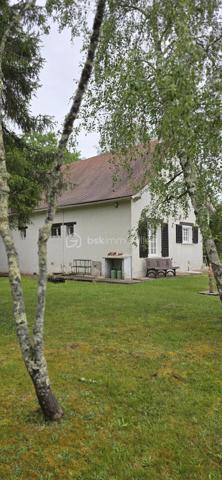 Charmante maison de campagne située dans un environnement calme, verdoyant et à proximité des commodités.
Elle se compose actuellement d'un séjour chaleureux, d'une cuisine indépendante, de 2 à 3 chambres selon vos besoins, ainsi que d'une salle de bain. Les menuiseries bois sont équipées de double vitrage. Une cheminée avec insert apporte confort et convivialité à la pièce de vie. Chauffage au fioul, adoucisseur d'eau. Garage et abris offrant une belle capacité de rangement.
La toiture a été révisée en 2022 et l'assainissement individuel est assuré par une fosse septique. 
L'étage est entièrement à rénover et offre un beau potentiel avec possibilité d'aménager 3 chambres supplémentaires, un bureau selon vos envies. 
A l'extérieur, vous profiterez d'un magnifique terrain arboré entourant la maison, offrant un cadre de vie privilégié, idéal, pour une famille en quête de calme et de nature.