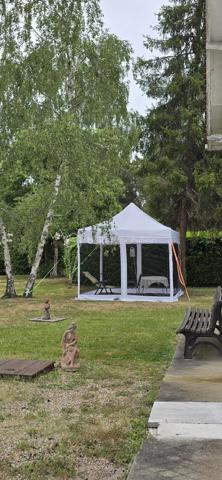 Charmante maison de campagne située dans un environnement calme, verdoyant et à proximité des commodités.
Elle se compose actuellement d'un séjour chaleureux, d'une cuisine indépendante, de 2 à 3 chambres selon vos besoins, ainsi que d'une salle de bain. Les menuiseries bois sont équipées de double vitrage. Une cheminée avec insert apporte confort et convivialité à la pièce de vie. Chauffage au fioul, adoucisseur d'eau. Garage et abris offrant une belle capacité de rangement.
La toiture a été révisée en 2022 et l'assainissement individuel est assuré par une fosse septique. 
L'étage est entièrement à rénover et offre un beau potentiel avec possibilité d'aménager 3 chambres supplémentaires, un bureau selon vos envies. 
A l'extérieur, vous profiterez d'un magnifique terrain arboré entourant la maison, offrant un cadre de vie privilégié, idéal, pour une famille en quête de calme et de nature.