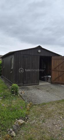 Charmante maison de campagne située dans un environnement calme, verdoyant et à proximité des commodités.
Elle se compose actuellement d'un séjour chaleureux, d'une cuisine indépendante, de 2 à 3 chambres selon vos besoins, ainsi que d'une salle de bain. Les menuiseries bois sont équipées de double vitrage. Une cheminée avec insert apporte confort et convivialité à la pièce de vie. Chauffage au fioul, adoucisseur d'eau. Garage et abris offrant une belle capacité de rangement.
La toiture a été révisée en 2022 et l'assainissement individuel est assuré par une fosse septique. 
L'étage est entièrement à rénover et offre un beau potentiel avec possibilité d'aménager 3 chambres supplémentaires, un bureau selon vos envies. 
A l'extérieur, vous profiterez d'un magnifique terrain arboré entourant la maison, offrant un cadre de vie privilégié, idéal, pour une famille en quête de calme et de nature.