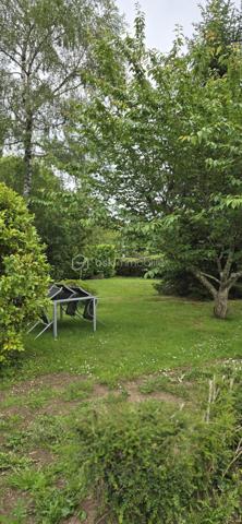 Charmante maison de campagne située dans un environnement calme, verdoyant et à proximité des commodités.
Elle se compose actuellement d'un séjour chaleureux, d'une cuisine indépendante, de 2 à 3 chambres selon vos besoins, ainsi que d'une salle de bain. Les menuiseries bois sont équipées de double vitrage. Une cheminée avec insert apporte confort et convivialité à la pièce de vie. Chauffage au fioul, adoucisseur d'eau. Garage et abris offrant une belle capacité de rangement.
La toiture a été révisée en 2022 et l'assainissement individuel est assuré par une fosse septique. 
L'étage est entièrement à rénover et offre un beau potentiel avec possibilité d'aménager 3 chambres supplémentaires, un bureau selon vos envies. 
A l'extérieur, vous profiterez d'un magnifique terrain arboré entourant la maison, offrant un cadre de vie privilégié, idéal, pour une famille en quête de calme et de nature.