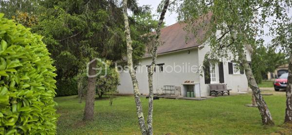 Charmante maison de campagne située dans un environnement calme, verdoyant et à proximité des commodités.
Elle se compose actuellement d'un séjour chaleureux, d'une cuisine indépendante, de 2 à 3 chambres selon vos besoins, ainsi que d'une salle de bain. Les menuiseries bois sont équipées de double vitrage. Une cheminée avec insert apporte confort et convivialité à la pièce de vie. Chauffage au fioul, adoucisseur d'eau. Garage et abris offrant une belle capacité de rangement.
La toiture a été révisée en 2022 et l'assainissement individuel est assuré par une fosse septique. 
L'étage est entièrement à rénover et offre un beau potentiel avec possibilité d'aménager 3 chambres supplémentaires, un bureau selon vos envies. 
A l'extérieur, vous profiterez d'un magnifique terrain arboré entourant la maison, offrant un cadre de vie privilégié, idéal, pour une famille en quête de calme et de nature.