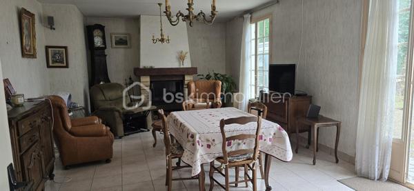Charmante maison de campagne située dans un environnement calme, verdoyant et à proximité des commodités.
Elle se compose actuellement d'un séjour chaleureux, d'une cuisine indépendante, de 2 à 3 chambres selon vos besoins, ainsi que d'une salle de bain. Les menuiseries bois sont équipées de double vitrage. Une cheminée avec insert apporte confort et convivialité à la pièce de vie. Chauffage au fioul, adoucisseur d'eau. Garage et abris offrant une belle capacité de rangement.
La toiture a été révisée en 2022 et l'assainissement individuel est assuré par une fosse septique. 
L'étage est entièrement à rénover et offre un beau potentiel avec possibilité d'aménager 3 chambres supplémentaires, un bureau selon vos envies. 
A l'extérieur, vous profiterez d'un magnifique terrain arboré entourant la maison, offrant un cadre de vie privilégié, idéal, pour une famille en quête de calme et de nature.