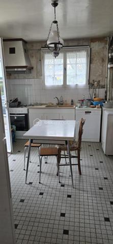 Charmante maison de campagne située dans un environnement calme, verdoyant et à proximité des commodités.
Elle se compose actuellement d'un séjour chaleureux, d'une cuisine indépendante, de 2 à 3 chambres selon vos besoins, ainsi que d'une salle de bain. Les menuiseries bois sont équipées de double vitrage. Une cheminée avec insert apporte confort et convivialité à la pièce de vie. Chauffage au fioul, adoucisseur d'eau. Garage et abris offrant une belle capacité de rangement.
La toiture a été révisée en 2022 et l'assainissement individuel est assuré par une fosse septique. 
L'étage est entièrement à rénover et offre un beau potentiel avec possibilité d'aménager 3 chambres supplémentaires, un bureau selon vos envies. 
A l'extérieur, vous profiterez d'un magnifique terrain arboré entourant la maison, offrant un cadre de vie privilégié, idéal, pour une famille en quête de calme et de nature.
