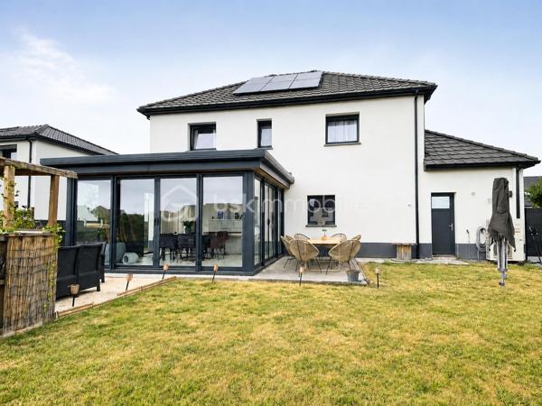 Vous recherchez une maison familiale récente, avec de vrais volumes et ce petit supplément d’âme qui fait la différence ? 

Ne passez pas à côté de celle-ci.

À Liévin, au cœur d’un environnement résidentiel calme, cette maison contemporaine construite en 2020 bénéficie d’un emplacement idéal : environ 10 minutes de Lens, 20 minutes d’Arras et 40 minutes de Lille.

Implantée sur une parcelle de 820 m², elle offre un extérieur agréable : jardin clos, chalet et grande allée pavée permettant de stationner plusieurs véhicules.

À l’intérieur, les 170 m² habitables dévoilent des espaces généreux et particulièrement lumineux.

Le rez-de-chaussée s’articule autour d’une belle pièce de vie exposée plein sud, prolongée par une extension vitrée d’environ 20 m². Un espace baigné de lumière, largement ouvert sur le jardin, qui devient naturellement le cœur de la maison. 
La cuisine  aménagée et équipée avec îlot central s’intègre parfaitement à cet espace convivial.

Ce niveau propose également une suite parentale avec dressing et salle d’eau privative, une buanderie ainsi qu’une salle de sport, facilement adaptable selon vos envies : bureau, salle de jeux, espace loisirs…

À l’étage, quatre chambres, une mezzanine aménagée en bureau et une salle de bains avec baignoire balnéothérapie et double vasque complètent l’espace.

Côté confort et performance : pompe à chaleur, panneaux solaires, adoucisseur d’eau, volets électriques.

Une maison récente, lumineuse et parfaitement pensée pour une vie familiale confortable.

Venez découvrir ses nombreux atouts lors d’une visite !