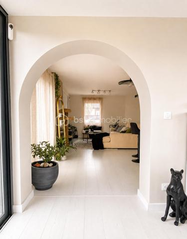 Vous recherchez une maison familiale récente, avec de vrais volumes et ce petit supplément d’âme qui fait la différence ? 

Ne passez pas à côté de celle-ci.

À Liévin, au cœur d’un environnement résidentiel calme, cette maison contemporaine construite en 2020 bénéficie d’un emplacement idéal : environ 10 minutes de Lens, 20 minutes d’Arras et 40 minutes de Lille.

Implantée sur une parcelle de 820 m², elle offre un extérieur agréable : jardin clos, chalet et grande allée pavée permettant de stationner plusieurs véhicules.

À l’intérieur, les 170 m² habitables dévoilent des espaces généreux et particulièrement lumineux.

Le rez-de-chaussée s’articule autour d’une belle pièce de vie exposée plein sud, prolongée par une extension vitrée d’environ 20 m². Un espace baigné de lumière, largement ouvert sur le jardin, qui devient naturellement le cœur de la maison. 
La cuisine  aménagée et équipée avec îlot central s’intègre parfaitement à cet espace convivial.

Ce niveau propose également une suite parentale avec dressing et salle d’eau privative, une buanderie ainsi qu’une salle de sport, facilement adaptable selon vos envies : bureau, salle de jeux, espace loisirs…

À l’étage, quatre chambres, une mezzanine aménagée en bureau et une salle de bains avec baignoire balnéothérapie et double vasque complètent l’espace.

Côté confort et performance : pompe à chaleur, panneaux solaires, adoucisseur d’eau, volets électriques.

Une maison récente, lumineuse et parfaitement pensée pour une vie familiale confortable.

Venez découvrir ses nombreux atouts lors d’une visite !