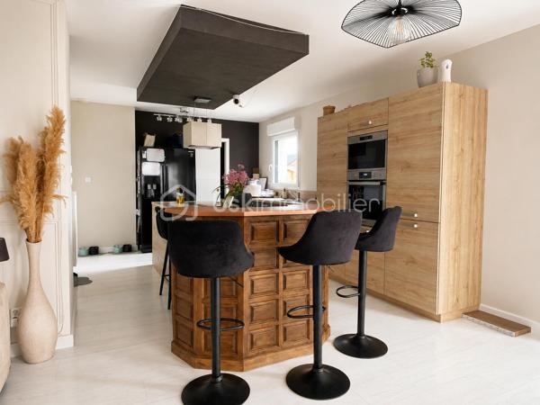 Vous recherchez une maison familiale récente, avec de vrais volumes et ce petit supplément d’âme qui fait la différence ? 

Ne passez pas à côté de celle-ci.

À Liévin, au cœur d’un environnement résidentiel calme, cette maison contemporaine construite en 2020 bénéficie d’un emplacement idéal : environ 10 minutes de Lens, 20 minutes d’Arras et 40 minutes de Lille.

Implantée sur une parcelle de 820 m², elle offre un extérieur agréable : jardin clos, chalet et grande allée pavée permettant de stationner plusieurs véhicules.

À l’intérieur, les 170 m² habitables dévoilent des espaces généreux et particulièrement lumineux.

Le rez-de-chaussée s’articule autour d’une belle pièce de vie exposée plein sud, prolongée par une extension vitrée d’environ 20 m². Un espace baigné de lumière, largement ouvert sur le jardin, qui devient naturellement le cœur de la maison. 
La cuisine  aménagée et équipée avec îlot central s’intègre parfaitement à cet espace convivial.

Ce niveau propose également une suite parentale avec dressing et salle d’eau privative, une buanderie ainsi qu’une salle de sport, facilement adaptable selon vos envies : bureau, salle de jeux, espace loisirs…

À l’étage, quatre chambres, une mezzanine aménagée en bureau et une salle de bains avec baignoire balnéothérapie et double vasque complètent l’espace.

Côté confort et performance : pompe à chaleur, panneaux solaires, adoucisseur d’eau, volets électriques.

Une maison récente, lumineuse et parfaitement pensée pour une vie familiale confortable.

Venez découvrir ses nombreux atouts lors d’une visite !