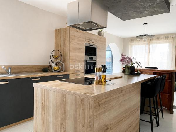 Vous recherchez une maison familiale récente, avec de vrais volumes et ce petit supplément d’âme qui fait la différence ? 

Ne passez pas à côté de celle-ci.

À Liévin, au cœur d’un environnement résidentiel calme, cette maison contemporaine construite en 2020 bénéficie d’un emplacement idéal : environ 10 minutes de Lens, 20 minutes d’Arras et 40 minutes de Lille.

Implantée sur une parcelle de 820 m², elle offre un extérieur agréable : jardin clos, chalet et grande allée pavée permettant de stationner plusieurs véhicules.

À l’intérieur, les 170 m² habitables dévoilent des espaces généreux et particulièrement lumineux.

Le rez-de-chaussée s’articule autour d’une belle pièce de vie exposée plein sud, prolongée par une extension vitrée d’environ 20 m². Un espace baigné de lumière, largement ouvert sur le jardin, qui devient naturellement le cœur de la maison. 
La cuisine  aménagée et équipée avec îlot central s’intègre parfaitement à cet espace convivial.

Ce niveau propose également une suite parentale avec dressing et salle d’eau privative, une buanderie ainsi qu’une salle de sport, facilement adaptable selon vos envies : bureau, salle de jeux, espace loisirs…

À l’étage, quatre chambres, une mezzanine aménagée en bureau et une salle de bains avec baignoire balnéothérapie et double vasque complètent l’espace.

Côté confort et performance : pompe à chaleur, panneaux solaires, adoucisseur d’eau, volets électriques.

Une maison récente, lumineuse et parfaitement pensée pour une vie familiale confortable.

Venez découvrir ses nombreux atouts lors d’une visite !