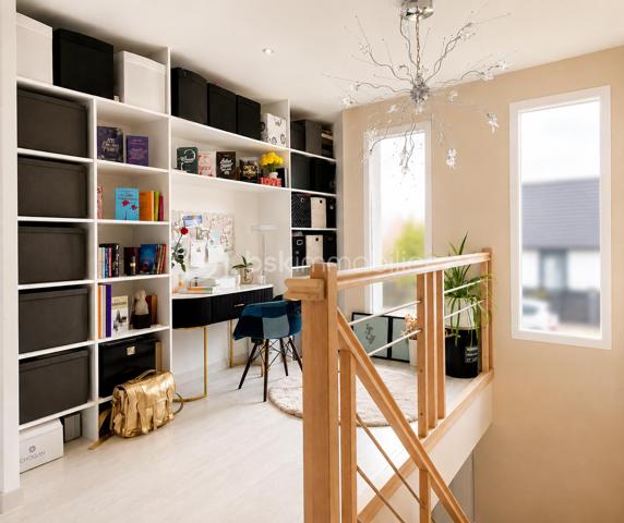 Vous recherchez une maison familiale récente, avec de vrais volumes et ce petit supplément d’âme qui fait la différence ? 

Ne passez pas à côté de celle-ci.

À Liévin, au cœur d’un environnement résidentiel calme, cette maison contemporaine construite en 2020 bénéficie d’un emplacement idéal : environ 10 minutes de Lens, 20 minutes d’Arras et 40 minutes de Lille.

Implantée sur une parcelle de 820 m², elle offre un extérieur agréable : jardin clos, chalet et grande allée pavée permettant de stationner plusieurs véhicules.

À l’intérieur, les 170 m² habitables dévoilent des espaces généreux et particulièrement lumineux.

Le rez-de-chaussée s’articule autour d’une belle pièce de vie exposée plein sud, prolongée par une extension vitrée d’environ 20 m². Un espace baigné de lumière, largement ouvert sur le jardin, qui devient naturellement le cœur de la maison. 
La cuisine  aménagée et équipée avec îlot central s’intègre parfaitement à cet espace convivial.

Ce niveau propose également une suite parentale avec dressing et salle d’eau privative, une buanderie ainsi qu’une salle de sport, facilement adaptable selon vos envies : bureau, salle de jeux, espace loisirs…

À l’étage, quatre chambres, une mezzanine aménagée en bureau et une salle de bains avec baignoire balnéothérapie et double vasque complètent l’espace.

Côté confort et performance : pompe à chaleur, panneaux solaires, adoucisseur d’eau, volets électriques.

Une maison récente, lumineuse et parfaitement pensée pour une vie familiale confortable.

Venez découvrir ses nombreux atouts lors d’une visite !