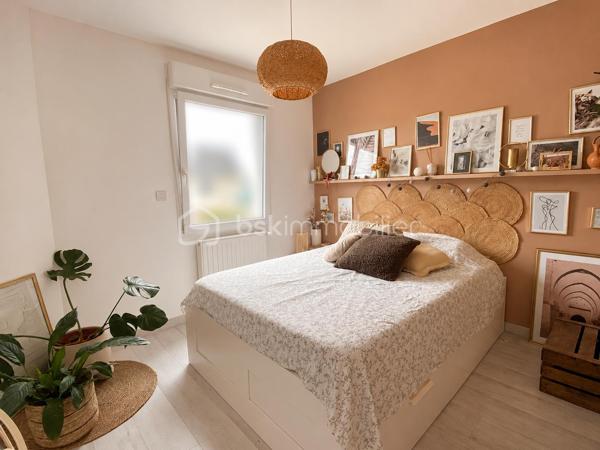 Vous recherchez une maison familiale récente, avec de vrais volumes et ce petit supplément d’âme qui fait la différence ? 

Ne passez pas à côté de celle-ci.

À Liévin, au cœur d’un environnement résidentiel calme, cette maison contemporaine construite en 2020 bénéficie d’un emplacement idéal : environ 10 minutes de Lens, 20 minutes d’Arras et 40 minutes de Lille.

Implantée sur une parcelle de 820 m², elle offre un extérieur agréable : jardin clos, chalet et grande allée pavée permettant de stationner plusieurs véhicules.

À l’intérieur, les 170 m² habitables dévoilent des espaces généreux et particulièrement lumineux.

Le rez-de-chaussée s’articule autour d’une belle pièce de vie exposée plein sud, prolongée par une extension vitrée d’environ 20 m². Un espace baigné de lumière, largement ouvert sur le jardin, qui devient naturellement le cœur de la maison. 
La cuisine  aménagée et équipée avec îlot central s’intègre parfaitement à cet espace convivial.

Ce niveau propose également une suite parentale avec dressing et salle d’eau privative, une buanderie ainsi qu’une salle de sport, facilement adaptable selon vos envies : bureau, salle de jeux, espace loisirs…

À l’étage, quatre chambres, une mezzanine aménagée en bureau et une salle de bains avec baignoire balnéothérapie et double vasque complètent l’espace.

Côté confort et performance : pompe à chaleur, panneaux solaires, adoucisseur d’eau, volets électriques.

Une maison récente, lumineuse et parfaitement pensée pour une vie familiale confortable.

Venez découvrir ses nombreux atouts lors d’une visite !