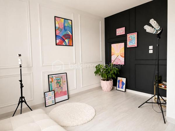 Vous recherchez une maison familiale récente, avec de vrais volumes et ce petit supplément d’âme qui fait la différence ? 

Ne passez pas à côté de celle-ci.

À Liévin, au cœur d’un environnement résidentiel calme, cette maison contemporaine construite en 2020 bénéficie d’un emplacement idéal : environ 10 minutes de Lens, 20 minutes d’Arras et 40 minutes de Lille.

Implantée sur une parcelle de 820 m², elle offre un extérieur agréable : jardin clos, chalet et grande allée pavée permettant de stationner plusieurs véhicules.

À l’intérieur, les 170 m² habitables dévoilent des espaces généreux et particulièrement lumineux.

Le rez-de-chaussée s’articule autour d’une belle pièce de vie exposée plein sud, prolongée par une extension vitrée d’environ 20 m². Un espace baigné de lumière, largement ouvert sur le jardin, qui devient naturellement le cœur de la maison. 
La cuisine  aménagée et équipée avec îlot central s’intègre parfaitement à cet espace convivial.

Ce niveau propose également une suite parentale avec dressing et salle d’eau privative, une buanderie ainsi qu’une salle de sport, facilement adaptable selon vos envies : bureau, salle de jeux, espace loisirs…

À l’étage, quatre chambres, une mezzanine aménagée en bureau et une salle de bains avec baignoire balnéothérapie et double vasque complètent l’espace.

Côté confort et performance : pompe à chaleur, panneaux solaires, adoucisseur d’eau, volets électriques.

Une maison récente, lumineuse et parfaitement pensée pour une vie familiale confortable.

Venez découvrir ses nombreux atouts lors d’une visite !