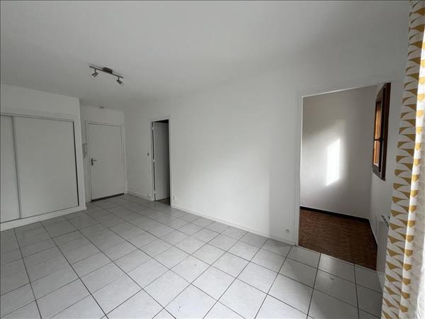 Appartement à louer 576 € CC TALENCE 1 pièce 25 m² DPE E