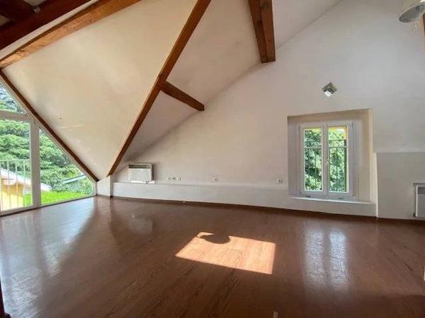 Appt/Maison. Pas de charges. 2 parkings