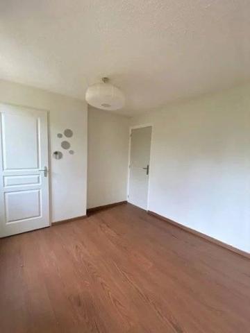 Appt/Maison. Pas de charges. 2 parkings