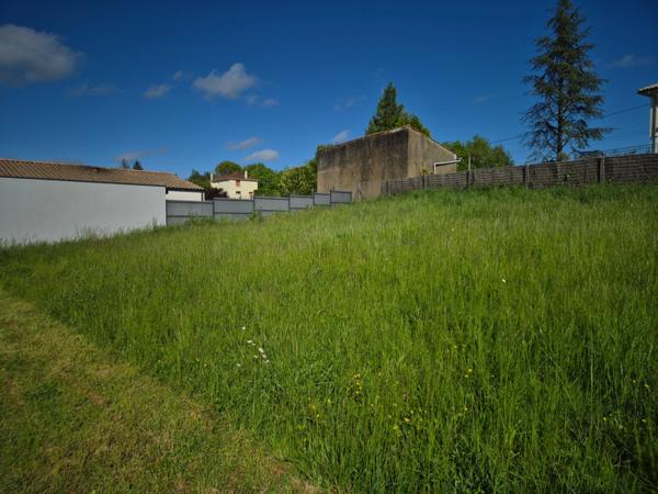 Terrain constructible dans petit lotissement, emplacement qualitatif avec vue sur bosquet