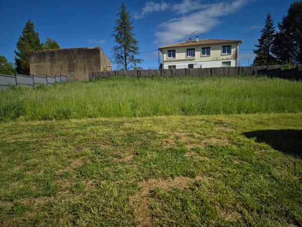 Terrain constructible dans petit lotissement, emplacement qualitatif avec vue sur bosquet