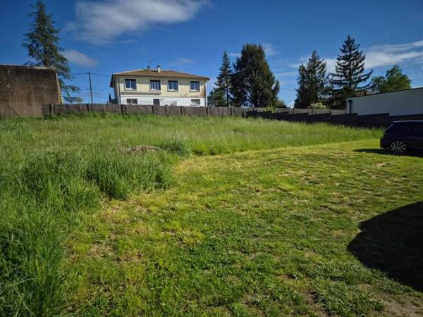 Terrain constructible dans petit lotissement, emplacement qualitatif avec vue sur bosquet