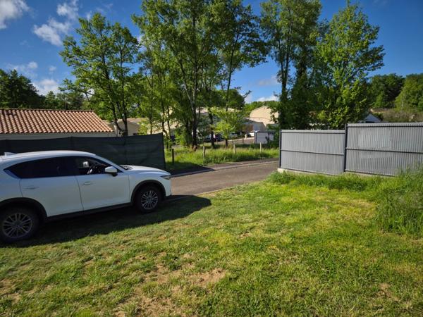 Terrain constructible dans petit lotissement, emplacement qualitatif avec vue sur bosquet