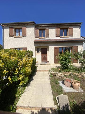 Bienvenue dans cette superbe maison située dans un quartier paisible et recherché. Construite en 1989, elle offre un environnement agréable et la proximité des commodités urbaines essentielles pour un confort de vie optimal.

Avec ses 180 m² habitables, cette maison de 6 pièces comporte une grande terrasse parfaite pour vos moments conviviaux. Grande pièce de vie, suite parental au rdc. Vous profitez de son sous-sol total avec garage. Ne manquez pas cette opportunité exceptionnelle ! 

Contactez Richard Rival pour une visite exclusive.