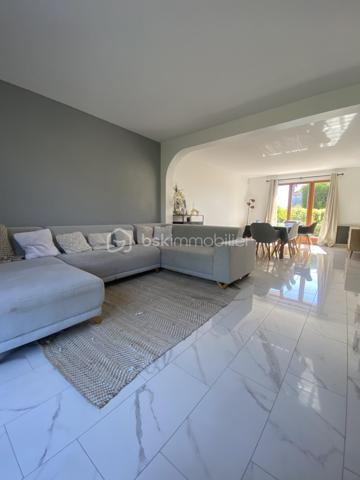 Bienvenue dans cette superbe maison située dans un quartier paisible et recherché. Construite en 1989, elle offre un environnement agréable et la proximité des commodités urbaines essentielles pour un confort de vie optimal.

Avec ses 180 m² habitables, cette maison de 6 pièces comporte une grande terrasse parfaite pour vos moments conviviaux. Grande pièce de vie, suite parental au rdc. Vous profitez de son sous-sol total avec garage. Ne manquez pas cette opportunité exceptionnelle ! 

Contactez Richard Rival pour une visite exclusive.