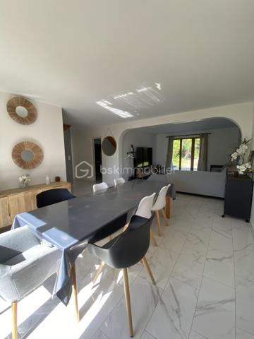 Bienvenue dans cette superbe maison située dans un quartier paisible et recherché. Construite en 1989, elle offre un environnement agréable et la proximité des commodités urbaines essentielles pour un confort de vie optimal.

Avec ses 180 m² habitables, cette maison de 6 pièces comporte une grande terrasse parfaite pour vos moments conviviaux. Grande pièce de vie, suite parental au rdc. Vous profitez de son sous-sol total avec garage. Ne manquez pas cette opportunité exceptionnelle ! 

Contactez Richard Rival pour une visite exclusive.