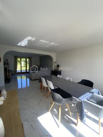 Bienvenue dans cette superbe maison située dans un quartier paisible et recherché. Construite en 1989, elle offre un environnement agréable et la proximité des commodités urbaines essentielles pour un confort de vie optimal.

Avec ses 180 m² habitables, cette maison de 6 pièces comporte une grande terrasse parfaite pour vos moments conviviaux. Grande pièce de vie, suite parental au rdc. Vous profitez de son sous-sol total avec garage. Ne manquez pas cette opportunité exceptionnelle ! 

Contactez Richard Rival pour une visite exclusive.