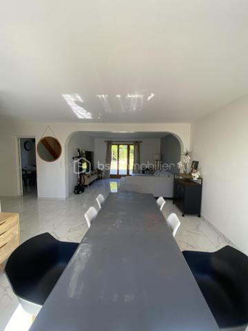 Bienvenue dans cette superbe maison située dans un quartier paisible et recherché. Construite en 1989, elle offre un environnement agréable et la proximité des commodités urbaines essentielles pour un confort de vie optimal.

Avec ses 180 m² habitables, cette maison de 6 pièces comporte une grande terrasse parfaite pour vos moments conviviaux. Grande pièce de vie, suite parental au rdc. Vous profitez de son sous-sol total avec garage. Ne manquez pas cette opportunité exceptionnelle ! 

Contactez Richard Rival pour une visite exclusive.