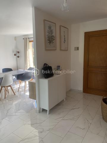 Bienvenue dans cette superbe maison située dans un quartier paisible et recherché. Construite en 1989, elle offre un environnement agréable et la proximité des commodités urbaines essentielles pour un confort de vie optimal.

Avec ses 180 m² habitables, cette maison de 6 pièces comporte une grande terrasse parfaite pour vos moments conviviaux. Grande pièce de vie, suite parental au rdc. Vous profitez de son sous-sol total avec garage. Ne manquez pas cette opportunité exceptionnelle ! 

Contactez Richard Rival pour une visite exclusive.