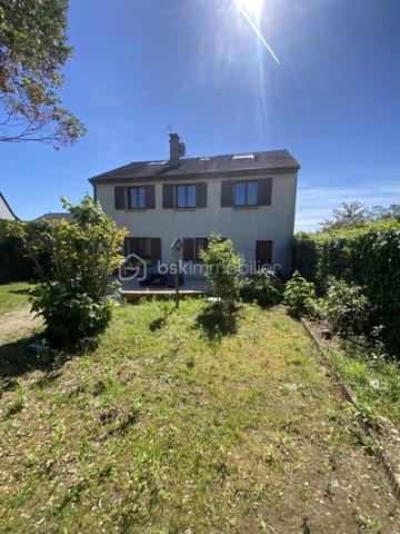 Bienvenue dans cette superbe maison située dans un quartier paisible et recherché. Construite en 1989, elle offre un environnement agréable et la proximité des commodités urbaines essentielles pour un confort de vie optimal.

Avec ses 180 m² habitables, cette maison de 6 pièces comporte une grande terrasse parfaite pour vos moments conviviaux. Grande pièce de vie, suite parental au rdc. Vous profitez de son sous-sol total avec garage. Ne manquez pas cette opportunité exceptionnelle ! 

Contactez Richard Rival pour une visite exclusive.