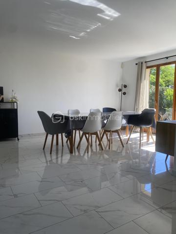 Bienvenue dans cette superbe maison située dans un quartier paisible et recherché. Construite en 1989, elle offre un environnement agréable et la proximité des commodités urbaines essentielles pour un confort de vie optimal.

Avec ses 180 m² habitables, cette maison de 6 pièces comporte une grande terrasse parfaite pour vos moments conviviaux. Grande pièce de vie, suite parental au rdc. Vous profitez de son sous-sol total avec garage. Ne manquez pas cette opportunité exceptionnelle ! 

Contactez Richard Rival pour une visite exclusive.