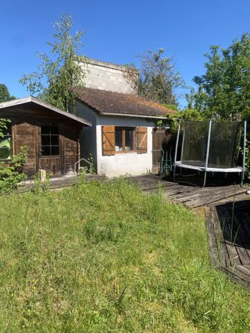 Bienvenue dans cette superbe maison située dans un quartier paisible et recherché. Construite en 1989, elle offre un environnement agréable et la proximité des commodités urbaines essentielles pour un confort de vie optimal.

Avec ses 180 m² habitables, cette maison de 6 pièces comporte une grande terrasse parfaite pour vos moments conviviaux. Grande pièce de vie, suite parental au rdc. Vous profitez de son sous-sol total avec garage. Ne manquez pas cette opportunité exceptionnelle ! 

Contactez Richard Rival pour une visite exclusive.