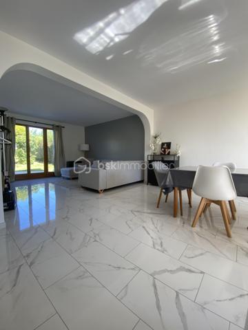 Bienvenue dans cette superbe maison située dans un quartier paisible et recherché. Construite en 1989, elle offre un environnement agréable et la proximité des commodités urbaines essentielles pour un confort de vie optimal.

Avec ses 180 m² habitables, cette maison de 6 pièces comporte une grande terrasse parfaite pour vos moments conviviaux. Grande pièce de vie, suite parental au rdc. Vous profitez de son sous-sol total avec garage. Ne manquez pas cette opportunité exceptionnelle ! 

Contactez Richard Rival pour une visite exclusive.