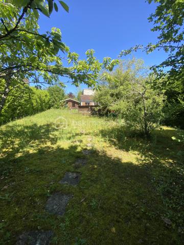 Bienvenue dans cette superbe maison située dans un quartier paisible et recherché. Construite en 1989, elle offre un environnement agréable et la proximité des commodités urbaines essentielles pour un confort de vie optimal.

Avec ses 180 m² habitables, cette maison de 6 pièces comporte une grande terrasse parfaite pour vos moments conviviaux. Grande pièce de vie, suite parental au rdc. Vous profitez de son sous-sol total avec garage. Ne manquez pas cette opportunité exceptionnelle ! 

Contactez Richard Rival pour une visite exclusive.