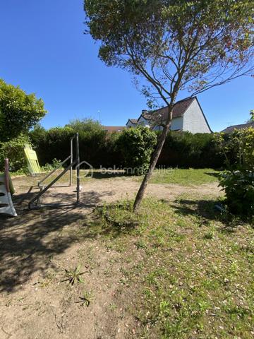 Bienvenue dans cette superbe maison située dans un quartier paisible et recherché. Construite en 1989, elle offre un environnement agréable et la proximité des commodités urbaines essentielles pour un confort de vie optimal.

Avec ses 180 m² habitables, cette maison de 6 pièces comporte une grande terrasse parfaite pour vos moments conviviaux. Grande pièce de vie, suite parental au rdc. Vous profitez de son sous-sol total avec garage. Ne manquez pas cette opportunité exceptionnelle ! 

Contactez Richard Rival pour une visite exclusive.