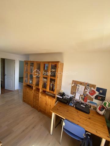 Bienvenue dans cette superbe maison située dans un quartier paisible et recherché. Construite en 1989, elle offre un environnement agréable et la proximité des commodités urbaines essentielles pour un confort de vie optimal.

Avec ses 180 m² habitables, cette maison de 6 pièces comporte une grande terrasse parfaite pour vos moments conviviaux. Grande pièce de vie, suite parental au rdc. Vous profitez de son sous-sol total avec garage. Ne manquez pas cette opportunité exceptionnelle ! 

Contactez Richard Rival pour une visite exclusive.