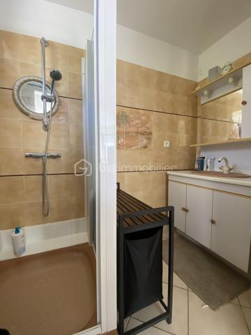 Bienvenue dans cette superbe maison située dans un quartier paisible et recherché. Construite en 1989, elle offre un environnement agréable et la proximité des commodités urbaines essentielles pour un confort de vie optimal.

Avec ses 180 m² habitables, cette maison de 6 pièces comporte une grande terrasse parfaite pour vos moments conviviaux. Grande pièce de vie, suite parental au rdc. Vous profitez de son sous-sol total avec garage. Ne manquez pas cette opportunité exceptionnelle ! 

Contactez Richard Rival pour une visite exclusive.