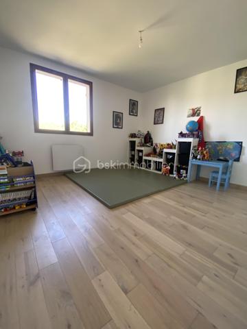 Bienvenue dans cette superbe maison située dans un quartier paisible et recherché. Construite en 1989, elle offre un environnement agréable et la proximité des commodités urbaines essentielles pour un confort de vie optimal.

Avec ses 180 m² habitables, cette maison de 6 pièces comporte une grande terrasse parfaite pour vos moments conviviaux. Grande pièce de vie, suite parental au rdc. Vous profitez de son sous-sol total avec garage. Ne manquez pas cette opportunité exceptionnelle ! 

Contactez Richard Rival pour une visite exclusive.
