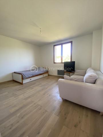 Bienvenue dans cette superbe maison située dans un quartier paisible et recherché. Construite en 1989, elle offre un environnement agréable et la proximité des commodités urbaines essentielles pour un confort de vie optimal.

Avec ses 180 m² habitables, cette maison de 6 pièces comporte une grande terrasse parfaite pour vos moments conviviaux. Grande pièce de vie, suite parental au rdc. Vous profitez de son sous-sol total avec garage. Ne manquez pas cette opportunité exceptionnelle ! 

Contactez Richard Rival pour une visite exclusive.