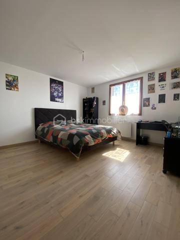 Bienvenue dans cette superbe maison située dans un quartier paisible et recherché. Construite en 1989, elle offre un environnement agréable et la proximité des commodités urbaines essentielles pour un confort de vie optimal.

Avec ses 180 m² habitables, cette maison de 6 pièces comporte une grande terrasse parfaite pour vos moments conviviaux. Grande pièce de vie, suite parental au rdc. Vous profitez de son sous-sol total avec garage. Ne manquez pas cette opportunité exceptionnelle ! 

Contactez Richard Rival pour une visite exclusive.