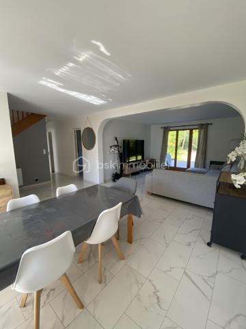 Bienvenue dans cette superbe maison située dans un quartier paisible et recherché. Construite en 1989, elle offre un environnement agréable et la proximité des commodités urbaines essentielles pour un confort de vie optimal.

Avec ses 180 m² habitables, cette maison de 6 pièces comporte une grande terrasse parfaite pour vos moments conviviaux. Grande pièce de vie, suite parental au rdc. Vous profitez de son sous-sol total avec garage. Ne manquez pas cette opportunité exceptionnelle ! 

Contactez Richard Rival pour une visite exclusive.