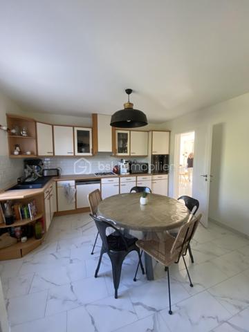 Bienvenue dans cette superbe maison située dans un quartier paisible et recherché. Construite en 1989, elle offre un environnement agréable et la proximité des commodités urbaines essentielles pour un confort de vie optimal.

Avec ses 180 m² habitables, cette maison de 6 pièces comporte une grande terrasse parfaite pour vos moments conviviaux. Grande pièce de vie, suite parental au rdc. Vous profitez de son sous-sol total avec garage. Ne manquez pas cette opportunité exceptionnelle ! 

Contactez Richard Rival pour une visite exclusive.